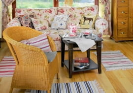 Dawne wnętrza amerykańskie bardzo łatwo jest odtworzyć. W sklepach znajdziemy wiele tkanin o wzornictwie nawiązującym do tego sprzed lat. Oryginalne sprzęty można zastąpić np. meblami w stylu skandynawskim.