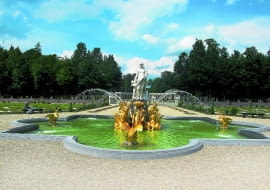 Fontanna ustawiona pośrodku ogrodu nawiązuje do barokowych ogrodów francuskich.