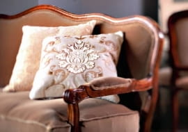 Faliste linie mebli są typowe dla mebli rokokowych. Podobnie jak miękkie oparcia i podłokietniki.