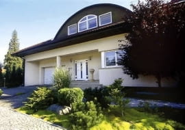 DOM I OGROD WLASCICIELE DOROTA I JERZY SKLADZIEN FOT. LILIANNA SOKOLOWSKA PUBLIKACJA LADNY DOM NR 1 (87) - 1.2006