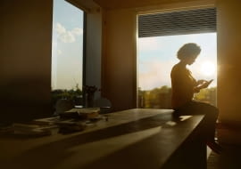 Nowoczesne osłony okienne z automatycznym sterowaniem pozwalają zmniejszyć wydatki na ogrzewanie i klimatyzację, dając większą kontrolę nad domowym budżetem.