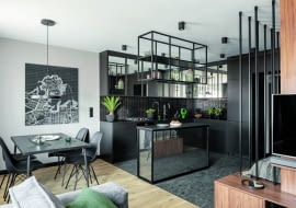 W 37-metrowym mieszkaniu przeznaczonym do totalnego remontu, po wyburzeniu ścian działowych, pozostały jedynie ściany konstrukcyjne. Salon, kuchnia oraz sypialnia zostały połączone w jedno duże, wspólne pomieszczenie. Powstał układ funkcjonalny wydzielony jedynie zabudowami meblowymi.