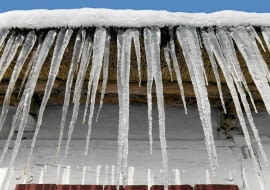 Lodowa gilotyna z sopli zwisa z niejednego bloku. Administracja powinna ogrodzić tern taśmą do czasu pzryjazdu straży pożarnej lub wyszkolonej ekipy, która zlikwiduje to zagrozenie.