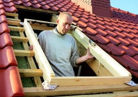 17.11.2006 WARSZAWA MONTARZ OKNA DACHOWEGO NA PODDASZU KROK PO KROKU SESJA DLA MIESIECZNIKA LADNY DOM FOT TOMASZ WAWER / AGENCJA GAZETA