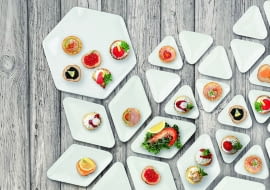 Catering system talerzyków na przystawki dający wiele możliwości układania ich w kompozycję.