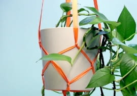 Pleciony wieszak na kwiaty