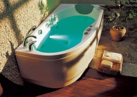 Wanna z hydromasażem to wciąż spory, ale za to jednorazowy wydatek. Dzięki niej osoby stosujące zabiegi hydroterapii ze względów zdrowotnych oraz kochające kąpiele mogą na co dzień korzystać z dobroczynnego działania wody, nie płacąc za każdy seans. <BR />WANNY. Mauritius, masaż wodny, sterowanie elektroniczne, 155 x 90 cm, cena od 8900 zł, prod. Victory Spa