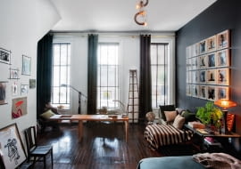 W części sypialni powstał gabinet. Biurko zaprojektował gospodarz. O ścianę oparta jest francuska drabina ogrodowa z 1920 roku. Na sofie oryginalna berberyjska narzuta. Żyrandol ze szkła z Murano projektu weneckiego artysty Carla Nasona.