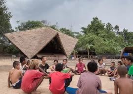 Zielona Wyspa w Mae Sot. Proj. Estudio Cavernas.