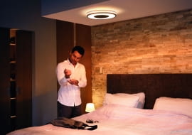 Lampa sufitowa, którą można włączyć do inteligentnego systemu  sterowania oświetleniem