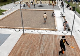 04.07.2014 Warszawa , Bemowo . Ul Pelczynskiego 22 . Nowootwarty Skwer Sportow Miejskich . Fot . Slawomir Kaminski / Agencja Gazeta SLOWA KLUCZOWE: ludzie wypoczynek sport rekreacja mlodziez miasto sporty miejskie nowy skwer /FR/