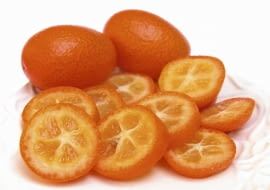 Z owoców kumkwatu uzyskamy sok bogaty w witaminy.