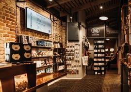 Nowa odsłona punktu Bilety/Info w Muzeum Fabryki Norblina. Proj. Jakub Szczęsny