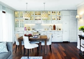 KUCHENNE SZAFKI (z IKEA) są wzorowane na tych z filmu 'Lepiej późno niż później' - inspirowanych stylem Hamptons. Nad blatem Katarzyna położyła sześciokątne płytki... podłogowe (marki Equipe). Do stołu znalezionego w sklepie ze starociami w Sierpcu dobrała krzesła z Mint Grey.