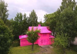 Dom z różowej włóczki