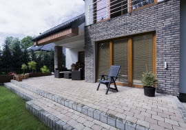 Wielu inwestorów wybiera jako wykończenie elewacji swojego domu właśnie cegłę