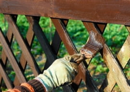 Zaimpregnowane drewno można dla ozdoby pomalować farbą kryjącą