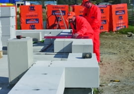 Beton komórkowy zawdzięcza swoją popularność dobrym parametrom technicznym i łatwości stosowania. Można z niego wykonać nie tylko ściany, ale też inne elementy konstrukcji domu