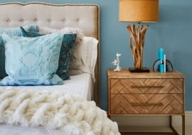 Niebieski Skipping Stones zachęca do odkrywania śmiałych zestawień barw. Doskonale pasuje do drewnianych podłóg i mebli.