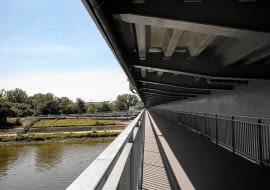 31.07.2017 Warszawa . Kladka pieszo rowerowa pod Mostem Lazienkowskim . Fot. Dawid Zuchowicz / Agencja Gazeta SLOWA KLUCZOWE: kladka kladka przez wisle kladka rowerowa most lazienkowski /FR/