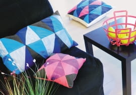 Jeśli chcesz mieć niepowtarzalną ramę lustra, zasłonkę lub poduszkę, udekoruj je mozaikowymi albo patchworkowymi ornamentami. Choć to techniki zdobnicze znane od wieków, wciąż są bardzo modne. I wcale nie takie trudne! Pokazujemy kilka pomysłów na tyle prostych, by poradziła sobie z nimi osoba niewprawiona w rękodziele. <BR />Patchworkowe poduszki. Szycie patchworków to prawdziwa sztuka, której można się uczyć latami. My proponujemy wersję uproszczoną - wzór składający się z trójkątów. Do uszycia są potrzebne: tkaniny w czterech kolorach, brystol, igła, nici, nożyczki, linijka, pisak.