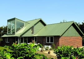 Na dachach najlepiej prezentuje się blacha płaska w postaci pasów dopasowanych do długości połaci. Łączy się je wówczas jedynie prostopadle do okapu, bez poprzecznych podziałów