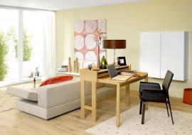 SWO_0408_83 Wohnzimmer in dessen Raummitte ein Sekretaer platziert wurde, Wohnen, Wohneinrichtung, Einrichtung, Wohndesign, Wohnkultur, Wohnung, innen, Wohnraum, Moebel, Mobiliar, Holzsekretaer, Holz, Eichenholz, Schreibtisch, Arbeitstisch, Sofa, Couch, Stuhl, Sessel, Bild, Gemaelde, Kunst, Kultur, Holzfussboden, Leuchte, Lampe, Tischleuchte, Tischlampe, Beleuchtung, Fenster, Panoramafenster, hell, modern, freundlich, Accessoire, Accessoires, Wohnaccessoire, Wohnaccessoires Living room with davenport placed in the center of the room, sofa, couch, chair, armchair, painting, art, culture, wooden floor, window, picture-window, centre, center, middle, live, dwell, reside, living, home deocr, interior decoration, interior design, davenport, furnishing, furniture, inside, indoor, chattels, living room, sitting room, wooden davenport, writing table, desk, wood, oak, light, lamp, table light, table lamp, illumination, lighting, light, bright, modern, friendly, accessory, accessories, living accessory, living accessories