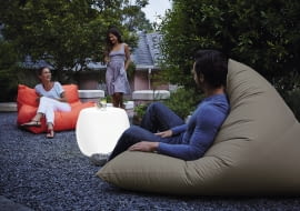 Stolik LED służy nie tylko do odstawiania napojów, ale też zastępuje ogrodową lampę, emitując nastrojową mleczną poświatę.