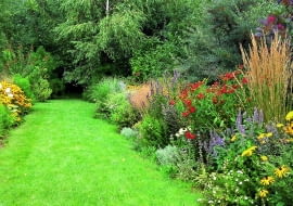 Nasz ogród obchodził właśnie piąte urodziny. Poświęcamy mu każdą wolną chwilę. I robimy to z niekłamaną przyjemnością! Mała architektura jest dziełem mojego męża, który teraz właśnie kończy budowę altany.