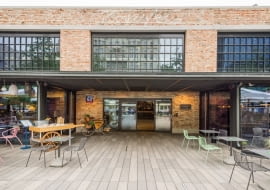 Dziedziniec przez Halą Koszyki w Warszawie