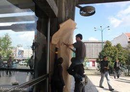 19.08.2010 KATOWICE , CZLONKOWIE STOWARZYSZENIA MOJE MIASTO PAKUJA I ADRESUJA DO TOMASZA KONIORA KIELICH DWORCA PKP W PROTESCIE PRZECIWKO JEGO WYBURZENIU FOT. PRZEMYSLAW JENDROSKA / AGENCJA GAZETA