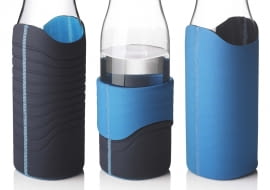 <B>Kolekcja Menu przybyła nad Wisłę z Danii. Składają się na nią ascetyczne w formie butelki w pięknych pokrowcach, naczynia żaroodporne, które można ustawiać jedno na drugim, niczym klocki, misy o ciekawych kształtach czy też przydatne w podróży termiczne torby.</B> <BR />Butelka z pokrowcem, pojemność 1 litr - 169 zł.