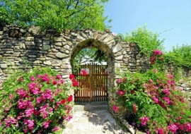 Wejście na teren posesji (jak zresztą całe ogrodzenie) powinno harmonizować z otoczeniem. Najlepiej więc zbudować je z materiałów występujących w najbliższej okolicy - tych samych, z których wznieśliśmy inne elementy małej architektury ogrodowej (np. murki, podmurówkę domu). Tutaj użyto drewna i kamieni wykopanych w czasie budowy domu.