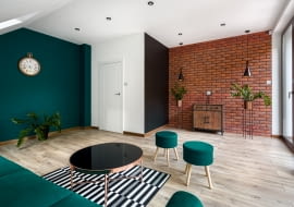 Butelkowa zieleń we wnętrzach: z czym łączyć?