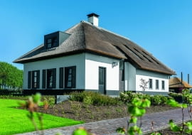 Czyste Powietrze to program dotacyjny wspierający gospodarstwa domowe w przeprowadzeniu termomodernizacji budynku – od wymiany przestarzałych źródeł ciepła tzw. kopciuchów, przez ocieplenie przegród, aż po wymianę stolarki okiennej i drzwiowej.