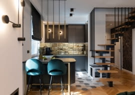 Złoto i ciemne kolory - aranżacja wnętrz domu na warszawskim Ursynowie