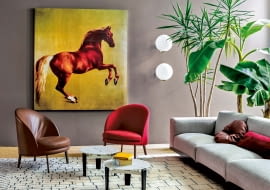 W duecie raźniej: Liście bananowca ciężko zwieszające się nad podłogą i stara dobra znajoma czyli dracena o długich, wąskich pędach. Choć tak różne, razem prezentują się wspaniale. Bo duże rośliny zawsze wyglądają efektownie i bardzo wzbogacają przestrzeń, choćby o dodatkowy kolor. Aranżacja na zdjęciu: arflex.it