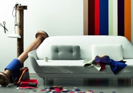 Sofa Favn odwołuje się do skandynawskiego dziedzictwa marki, ma jednak pewną nutę hiszpańskiego temperamentu. Proj. J. Hayon