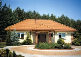 Najprostsza forma ganku, czyli zadaszenie nad wejściem do domu, wsparte na kolumnach