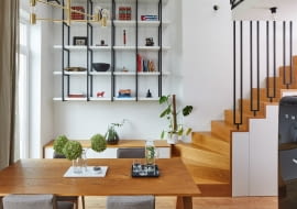 Schody w salonie - mieszkanie z antresolą