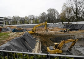 06.04.2016 Warszawa , ul. Kulskiego . Budowa budynku nieopodal cmentarza onierzy radzieckich . Jest to ostatni etap osiedla Eko Park przy Polu Mokotowskim .Fot. Franciszek Mazur / Agencja GazetaSLOWA KLUCZOWE:budowa deweloper osiedle