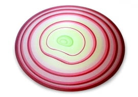 Okrągła deska-podkładka Cebula. Może służyć jako podkładka pod talerz, podkładka pod gorące, ponieważ tolerują temperaturę 280 st. C, deska do krojenia, do podawania serów, owoców, wędlin. Będzie na pewno designerskim dodatkiem do kuchni w każdym stylu. Dzięki zastosowanemu materiałowi nie przyjmuje zapachów ani barw, przez co cały czas jest estetyczna i higieniczna. Ma dożywotnią gwarancją na pęknięcia. Można ją myć w zmywarce. Cena - 84 zł, czerwonamaszyna.pl