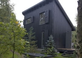 Budynek z jednospadowym dachem i dwoma poziomami mieszkalnymi mieści pokoje sypialne i łazienkę; część dzienna jest obok - w jednoprzestrzennym budynku przekrytym dachem dwuspadowym