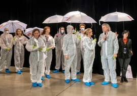 Kadra. Od prawej na pierwszym planie: Krzysztof Głuchowski – aktor, producent, dyrektor Teatru im. Juliusza Słowackiego w Krakowie, prof. dr hab. Beata Gibała-Kapecka Dziekan Wydziału Architektury Wnętrz ASP w Krakowie, dr hab. Tadeusz Pietrzkiewicz prof. ASP Dziekan Wydziału Architektury i Wzornictwa ASP w Gdańsku, prof. dr hab. Katarzyna Podgórska-Glonti Dziekan Wydziału Architektury Wnętrz i Scenografii UA w Poznaniu, dr hab. Joanna Kubicz prof. ASP Prodziekan Wydziału Architektury Wnętrz ASP w Krakowie, drugi plan od prawej: Anna Bas Specjalista ds. sztuk wizualnych MOS - Teatru im. Juliusza Słowackiego w Krakowie i studentki oraz studenci 2 roku studiów stacjonarnych 1 stopnia Wydziału Architektury Wnętrz ASP w Krakowie