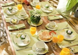 Wesoło, kolorowo i zabawnie. Klasyczne świąteczne dekoracje, motywy wiejskie i dużo rozbrykanych króliczków znajdziemy w tym roku na serwisach i dodatkach firmy Villeroy & Boch. <BR /> DEKORACJE. Kolekcja Villeroy & Boch 2011 - stołowe atrakcje na wiosnę i Wielkanoc