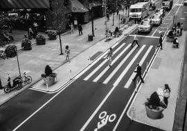 'Poszliśmy śladami pieszych. W miejscu, gdzie ludzie przekraczali ulicę, zrobiliśmy nowe przejście pomiędzy Szóstą a Siódmą Aleją, które nazwaliśmy Aleją 6 i 1/2. Puściliśmy oko do Harry'ego Pottera, żeby pokazać, że z odrobiną farby i kilkoma donicami można osiągnąć magiczne efekty.'