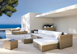 <B>Meble jak do salonu: wygodne leżanki, eleganckie stoły i stoliki, komplety wypoczynkowe z miękkimi poduchami. Różnica polega na tym, że robi się je z materiałów, które przetrwają nieciekawą pogodę.</B> <BR >Aspen, zestaw z tworzywa sztucznego, wzór, Decolor