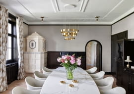 Każdy pokój w budynku, który jest wpisany na listę zabytków od 1993 r., został starannie odrestaurowany i przebudowany zgodnie ze ścisłymi wytycznymi historycznymi – łącznie z jadalnią.