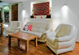 <B>Któregoś dnia pani domu stwierdziła, że aneksowi wypoczynkowemu brakuje nieco fantazji. Wiedziona kobiecym instynktem i wiedzą o modnych kolorach postawiła na ciemny wrzos, który stał się punktem wyjściowym metamorfozy. Nowa barwa okazała się znakomitym tłem solidnych mebli wypoczynkowych. Koszt zmian - 2100 zł. </B> <BR />METAMORFOZA POKOJU DZIENNEGO, PRZED ZMIANĄ: meble wypoczynkowe były w dobrym stanie, ale wystrój samego kącika już się rodzinie trochę znudził.