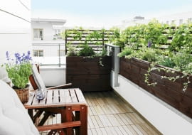 podłużny balon z detalem drewnianym